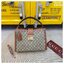Gucci Padlock large tote bag กระเป๋าสะพายขนาดกลางพร้อมกุญแจล็อกและสายโซ่ รังสรรค์จากด้วยGG Supreme ที่ตัดเย็บจากผ้าไมโครไฟเบอร์เคลือบด้วยลาย GG พร้อมรายละเอียดหนังที่นุ่มเกินคาด