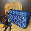 COACH ACADEMY CROSSBODY WITH HORSE AND CARRIAGE PRINT (COACH 89084) ผ้าใบเคลือบพิมพ์ลายและหนังกรวดขัดเงา ภายในกระเป๋ามัลติฟังก์ชั่น| ปิดด้วยซิป ซับในผ้า ด้านนอกมีซิปและกระเป๋าสลิป สายสะพายถอดได้
