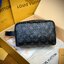 LV Trousse Toilette Locker Dopp Kit / LV Clutch Bag 22cm กระเป๋าถือทรงพอชหรือคลัช แบบคลาสสิกสวยงามเป็นเอกลักษณ์ มีหูหิ้วพกพาสะดวก เกรดออริ