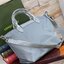 8สี พร้อมส่ง Longchamp LE PLIAGE NÉO TOP HANDLE BAG (medium size) อีกหนึ่งรุ่นยอดนิยม ที่สาวๆ ต้องมีไว้เก็บไว้สักใบ กระเป๋าโท้ทใบนี้ มาพร้อมกับสีที่มีสไตล์เรียบง่าย มีสายสะพายยาวปรับสั้นยาวได้ช่วยให้คุณสามารถสะพายไหล่ได้อย่างสบาย ในตัวสายปักโลโก้อันเป็นสั