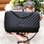VICTORIA'S SECRET Quilted Chain Crossbody Sling Bag กระเป๋าสะพายรุ่นใหม่ล่าสุดจาก Victoria's Secret วัสดุหนังแกะสังเคราะห์ชึ้นลายริ้วหนังสวยอยู่ทรงไม่ย้วยดีไซน์สุดหรูคุณหนูไฮโซ เปิดปิดด้วยฝาปิดกระดุมแม่เหล็ก ภายในมีโลโก้และช่องใส่ของ ใส่กระเป๋าส