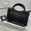 หนังแท้ BALENCIAGA CLASSIC CITY SMALL SHOULDER BAG in black Arena lambskin อะไหล่เงิน / ทอง การสร้างสรรค์ที่มีเอกลักษณ์เฉพาะตัว หรูหรา สีดำคลาสสิก วัสดุหนังแกะแท้ทั้งใบ ภายในโล่งกว้างจุของได้เยอะ เกรดออริจินอล ตอบโจทย์ได้ทุกลุค ทุกไลฟ์สไตล์ คูลๆ เท่ๆ ภาพส