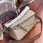 Loewe Puzzle Bag In Classic กระเป๋าทรง Puzzle นี้ออกแบบโดย Jonathan Anderson โดยได้รับแรงบันดาลใจในการออกแบบมาจากรูปทรงของลูกรักบี้ ดังนั้น จึงจะเห็นได้ว่าการตัดเย็บและรูปทรงของกระเป๋านั้นคล้ายคลึงกับลูกรักบี้ รูปทรงดูมินิมอลไม่ทิ้งคอนเซ็ปต์ของแบรนด์ สามา
