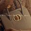 หนังแท้ DIOR Medium ST Honore Tote Collection Fall/Winter 2020-2021 มาในรูปแบบกระเป๋าทรงสี่เหลี่ยมที่ได้มาตรฐาน ทำจากหนังลูกวัว (Calfskin) ลายเกรน ซึ่งสื่อถึงความหรูหราได้อย่างลงตัว ตัวด้ามจับ มีการเย็บเข้าด้านในของกระเป๋าเพื่อเพิ่มความแข็งแรงทนทาน ด้านหน