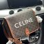 VIP 】Celine Messenger Folco Bag in Triomphe Canvas โดดเด่นไม่เหมือนกับลวดลายแคนวาสที่เป็นเอกลักษ์แบรนด์แบบไม่เหมือนใครให้ด้วยความเรียบหรูดูทางการ เพิ่มความภูมิฐานให้กับคุณอย่างลงตัวเลยทีเดียวสำหรับกระเป๋าทรงแนวนอน ซึ่งเป็นกระเป๋าที่ได้รับความนิยมอย่างมาก 