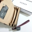 Guess leather wallet กระเป๋าสตางค์ใบกลาง ด้านหน้าแต่งโลโก้แบรนด์โลหะสวยหรู แต่งสีตัดหนังลายสวย ภายในมีช่องใส่ธนบัตร เหรียญ บัตรต่างๆ ด้านหลังมีช่องซิป ปิดเปิดใช้งานสะดวก ถือถนัดมือ มีสายคล้องมือ สามารถถอดออกได้ ขนาดกำลังพอเหมาะ ดีไซร์สวยงาม รุ่นแนะนำ มาให