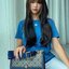 Large Tory burch t monogram jacquard shoulder bag คอลเลคชั่น T Monogram สำหรับคอลเลคชั่นฤดูใบไม้ผลิ 2021 เราสร้างสรรค์ลายโมโนแกรมที่ได้รับแรงบันดาลใจมาจากลวดลายการถักทอผ้าห่มของชาว Pennsylvania Dutch แบบดั้งเดิม เป็นการเฉลิมฉลองโลโก้สุดไอคอนนิคของแบรนด์ โ