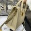 หนังแท้ DIOR Medium ST Honore Tote Collection Fall/Winter 2020-2021 มาในรูปแบบกระเป๋าทรงสี่เหลี่ยมที่ได้มาตรฐาน ทำจากหนังลูกวัว (Calfskin) ลายเกรน ซึ่งสื่อถึงความหรูหราได้อย่างลงตัว ตัวด้ามจับ มีการเย็บเข้าด้านในของกระเป๋าเพื่อเพิ่มความแข็งแรงทนทาน ด้านหน