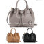 OUTLET 】TORY MCGRAW SMALL DRAWSTRING กระเป๋าถือหรือสะพายข้าง วัสดุหนังวัวแท้ อะไหล่ทอง เปิด-ปิดด้วยสายหนังรูด จะถือหรือสะพายข้างได้Crossbodyได้ น้ำหนักเบาจุของได้เยอะ ด้านหน้าประดับโลโก้แบรนด์ ด้านในมีช่องเล็กสำหรับใส่บัตรใส่ตังค์ได้ มีสายยาว ปรับสายได้ ถ