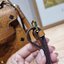 M.C.M MINI HERITAGE SATCHEL IN VISETOS **รอบราคาพิเศษต่ำกว่าทุน** รุ่นหายาก กลับมาให้จับจองกันแล้วจ้า กระเป๋าถือ/สะพายทรงสวยสุดแซ่บ มีดีเทลความงามมากมายในหนึ่งเดียว ความพิเศษคือตัวล็อคกุญแจและพวงหนังห้อยสุดหรู