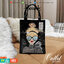 Harrods London Top-handle Shopping Bag (Large) กระเป๋า Shopping แบรนด์ดังจากอังกฤษไอเท็มยอดนิยมวัสดุ PVC+Polyester 100% ของแท้เนื้อหนาอยู่ทรงกันน้ำ ขนาดใหญ่กำลังดี รุ่นนี้ใส่เอกสาร A4 ได้ค่ะ เปิดปิดด้วยซิปสะดวกใช้ หัวซิปโลโก้แบรนด์อะไหล่เงินสวยดูดีภายในกว