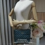 Guess Woman Factory Crossbody Bag กระเป๋าสะพายรุ่นใหม่ดีไซน์สวยหรูคลาสสิคจาก GUESS FACTORY วัสดุหนังเเกะสังเคราะห์เนื้อหนานิ่มลายตาราง เปิดปิดด้วยซิปสะดวกใช้ ด้านหน้ามีโลโก้ ภายในมีโลโก้ช่องใส่ของ และช่องซิป ใส่กระเป๋าสตางค์ใบยาว ของใช้ได้จุ มาพร้อมสายสะพ