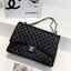 CHANEL MAXI CLASSIC 13.5" กระเป๋าสะพายทรงคลาสสิคใบใหญ่ จุของได้เยอะมากๆ งานสวยหรูมาแต่ไกล สวยงามไม่ผิดหวังค่ะ