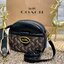 COACH KAT CROSSBODY WITH HORSE AND CARRIAGE PRINT ((88480//88544)) พร้อมส่งค่ะ! กระเป๋าสะพายแบบครอสบอดี้ร์ หนังแท้อย่างดี ตัวกระเป๋าเก๋ด้วยการพิมพ์ลายรถม้าค่ะ ด้านหน้ามีช่องกระดุมแม่เหล็กสำหรับใส่ของจุกจิกได้ พร้อมโลโก้แบรนด์สุดหรู