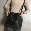 GUESS. DRAWSTRING BUCKET BAG WITH STRAP กระเป๋าถือหรือสะพายแบรนด์ดังรุ่นยอดนิยม วัสดุหนังแกะสังเคราะห์แบบนิ่มสวยอยู่ทรง ด้านหน้าประดับโลโก้ เปิดปิดแบบ Drawstring มาพร้อมสายสะพาย 2แบบ ทั้งสายสั้นสะพายไหล่และสายยาว crossbody ปรับระดับได้ ภายในกว้างมีช่องซิป