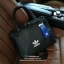 ADIDAS HANDLE BAG กระเป๋าถือเเละสะพายทรงโดม วัสดุนิ่มหนังสวยอยู่ทรงด้านหน้ามีโล้โก้แบรนด์ เปิดปิดด้วยซิปสะดวกใช้ หัวซิปแบรนด์ ขนาดใหญ่กำลังดี จุได้เยอะ น้ำหนักเบา ภายในมีโลโก้มีช่องซิปใส่ของ หูจับถนัดมือ พร้อมสายสะพายถอดได้เลื่อนปรับได้ Crossbody ได้ ไอเท