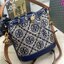 Medium Tory Burch T Monogram jacquard bucket bag กระเป๋าทรงบัคเก็ตลายโมโนแกรม ที่ได้รับแรงบันดาลใจมาจากโลโก้สุดคลาสสิก กลับมาอีกครั้งในรูปแบบของ ลวดลาย T Monogram ที่ผสมผสานความร่วมสมัยเข้ากับความเป็นเอกลักษณ์ของแบรนด์เข้าไว้ด้วยกัน