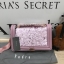 Pedro Velvet Tassel shoulder Bag รุ่นใหม่ชนช้อป!! จากแบรนด์ในเครือ charles&keith กระเป๋าสะพายข้างทรงกล่อง ตั้งอยู่ทรง สายสะพายโซ่ร้อยหนัง อะไหล่ทองทั้งใบ ด้านข้างประดับพู่สุดหรูสามารถสะพายได้ทั้งสายเดี่ยวและสายคู่ ภายในมีช่องซิปแยก สามารถใส่กระเป๋าสตางค์ท