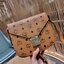 M.C.M PATRICIA SHOULDER BAG IN VISETOS กระเป๋าสะพายไหล่/ข้าง ดีไซน์ได้อย่างมีสไตล์ ดูมีสเน่ห์ด้วยทรงกระเป๋าที่โค้งบริเวณฐาน ให้ความรู้สึกนุ่มนวลมากขึ้น ใบนี้แมทช์ได้กับทุกลุค เท่ๆ casual หรูหรา หวานๆ ก็ทำให้โดดเด่นได้ด้วยไอเท็มนี้ วัสดุหนังแคนวาสคุณภาพดี 