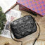 Tory Burch Factory Outlet Quilted Leather Shoulder Bag กระเป๋าสะพาย Tory Burch วัสดุหนังแกะสังเคราะห์ขึ้นลายแบรนด์สวยหรูอยู่ทรงดีไซน์ยอดนิยมสุดคลาสสิคน่าใช้ค่ะ เปิดปิดด้วยซิปแบรนด์ ภายในมีโลโก้และมีช่องซิปเล็กใส่ของ ใส่กระเป๋าสตางค์ มือถือ ของใช้ได้เยอะ น