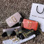 Marc Jacobs Snapshot Bag กระเป๋าแบรนด์ดังจากสัญชาติอเมริกัน นับได้ว่ารุ่นนี้เป็นรุ่นทรงฮิตเลยทีเดียว โดยด้านหน้ากระเป๋าจะเป็นโลโก้แบบโลหะที่เป็นสัญลักษณ์ของแบรนด์นี้ มาพร้อมสายสะพายที่จะสะพายยังไงก็ดูโดดเด่น เพราะขนาดใหญ่ที่สกรีนตัวอักษรโลโก้ ในรูปแบบต่าง