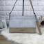 GUESS CROSSBODY BAG กระเป๋ารุ่นนิยม รุ่นนี้สวยเก๋มากๆ มีลายแบรนด์ตัดกับหนังเรียบสวยงาม พร้อมโลโก้แบรนด์สีเงินสวยเด้น มาพร้อมพวงกุญแจหนังเป็นพู่ๆ ประดับข้างๆ เปิดปิดด้วยซิปบน ด้านนายมีช่องใส่โทรศัพท์ และช่องอื่นๆ รุ่นนี้สามารถใส่กระเป๋าเงินใบยาวได้ ของจุกจ