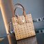 M.C.M KLASSIK SMALL TOTE IN VISETOS กระเป๋าโท้ทไซส์ใหญ่กำลังดี กับดีไซน์ใหม่ เพิ่มความยาวหูสะพายให้สะดวกใช้งานได้มากขึ้นในการสะพายไหล่ และยังคงความคลาสสิค ใช้ได้ในทุกโอกาส สะพายไปเรียน ไปทำงาน เหมาะทุกลุค มาพร้อมสายสะพายข้าง ไม่ใช้ก็ถอดออกถือช้อปปิ้งเก๋ๆไ