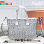 Tory Burch gemini link patches tote new ivory กระเป๋าสะพาย Tory 😍😍ทรง tote มาใหม่ มาพร้อมป้ายห้อย งานจริงสวยทุกมุม อีกหนึ่งรุ่นฮิต ให้พื้นที่จุของกว้างขวาง ที่เชื่อว่าต้องเคยผ่านตาสาว ๆ มาก่อนแน่นอนค่ะ เพราะเป็นกระเป๋าที่ใช้งานง่าย สะพายไห