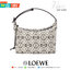 LOEWE CANVAS BAG VIP GIFT WITH PURCHASE (GWP) พรีเมี่ยมกิ๊ฟ Limited จาก LOEWE HAUTE PARFUME DUTYFREE COUNTER วัสดุ CANVAS ตัดหนังแท้ ดีไซน์ทรงยอดฮิตประจำปีเลย! ปักโลโก้แบรนด์บนผ้าทั้งใบเป็นเอกลักษณ์ เปิดปิดด้วยซิปยาวภายในโล่งกว้าง ใส่กระเป๋าสตางค์ยาว มือถ
