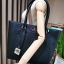KATE SPADE NEW YORK TOTE BAG กระเป๋าถือหรือสะพายทรง Tote ใบใหญ่กำลังดีวัสดุหนัง Saffiano สวยอยู่ทรงสไตล์ PRADA น้ำหนักเบา ด้านหน้าประดับโลโก้แบรนด์พร้อมห้อย TAG สัญลักษณ์แบรนด์ที่หูหิ้ว เปิดปิดด้วยซิปแบรนด์สะดวกใช้ ภายในมีช่องแบ่งเป็นสัดส่วน มีช่องซิปกลาง