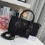 รุ่นยอดฮิต !!! ปังปุริเย่ 🎉🎉 กระเป๋าทรง HANDBAG จากงานพรีเมี่ยมกิ้ฟ จากเคาเตอร์ต่างประเทศ มาแล้วค่า กระเป๋าถือทรงหรู จากแบรนด์ PRADA เป็น กระเป๋าผ้าไนล่อน ตกแต่งรอบใบได้ **สวยมาก ด้านในมีช่องซิปและช่องใส่ของ เป็นสัดส่วน อะไหล่ทองหรู ขนาดกำ