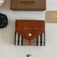 VIP GIFT 】Burberry Card Holder Wallet กระเป๋าเก็บบัตร พร้อมใส่ธนบัตร มีช่องซิบเล็กด้านในน่ารัก ขนาดพกพาสะดวก ปั้มอะไหล่ทองเรียบหรู เหมาะมากสำหรับใครที่ พกบัตรต่างๆเยอะๆ ทำให้กระเป๋าสตางค์หนา ตุง เทอะทะ ง่ายๆแค่ใบนี้ใบเดียวเอาอยู่จ้า สวยหรู มาพร้อมกล่อง สา