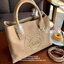 VERSACE JEANS COUTURE HAND BAG 2019 กระเป๋าถือ//สะพายข้างได้ วัสดุหนังเรียบ ผิวลื่น น้ำหนักเบา ด้านหน้ามีโลโก้แบรนด์หรู เปิดปิดปากกระเป๋าแบบกระดุมแม่เหล็ก แบ่งเป็น2ช่องใหญ่ใส่ของนะค่ะ แต่ละช่องกว้างมากทีเดียว มีช่องซิปและช่องเล็กใส่จองจุกจิกค่ะ มาพร้อมสาย