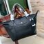 Longchamp LE PLIAGE CUIR TOP HANDLE BAG S เรียกว่าเป็นกระเป๋าอีกหนึ่งรุ่นที่ไม่ว่ายังไงก็ฮอตฮิตและติดเทรนด์ตลอดไม่เคยเปลี่ยนกับ ทรง Le Pliage Cuir หนึ่งในตระกูลกระเป๋าสุดไอคอนิกจากแบรนด์ เมื่อรุ่น Le Pliage Cuir ในรูปแบบของหนังแกะ Metis ได้ถือกำเนิดขึ้นใน
