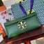 Tory burch Miller Metal clutch กระเป๋าคลัทช์ดีไซน์เรียบหรูออกแบบมาได้อย่างลงตัว ด้วยรูปทรงที่สวยงามและทันสมัย จากแบรนด์ Tory Burch ขนาดกำลังดี สามารถใส่กระเป๋าสตางค์หรือเครื่องสำอางค์ได้ตามขนาดกระเป๋า ในเรื่องของดีไซน์และอะไหล่สีทองดูแมทช์กันดีกับกระเป๋า 