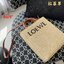 Loewe Leather-trimmed Raffia Tote / Loewe Tote Bag กระเป๋าโท้ท รูปทรงสวยงามสานเต็มใบ และยังโดดเด่นด้วยโลโก้ สีโทนอุ่น ทำให้ไอเท็มนี้ ภายในกระเป๋าใหญ่โล่งกว้าง ใบนี้เหมาะกับสายแฟชั่นมากๆ