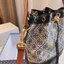 ของแท้ 💯% 】TORY BURCH T MONOGRAM FLORL BUCKET BAG เปิดตัวกระเป๋า T MONOGRAM ที่ผสมผสานกับความน่ารักกับหมู่มวลดอกไม้ เป็นอีกหนึ่งในคอลเล็กชั่น ที่เลือกสรรมาให้ต้อนรับสาวๆ ดีไซน์เก๋ทรงขนมจีบยอดฮิต