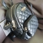 กระเป๋าสะพายข้าง Guess ด้านหน้าติดชื่อแบรนด์ มีช่องซิปด้านหน้า ด้านบนเป็นช่องเปิดปิดซิปมีสัญลักษณ์แบรนด์ติดที่ตัวจับซิปด้วย ด้านในเป็นช่องกว้าง มีช่องเสียบสิ่งของด้วยค่ะ ตัวสายสะพายเป็นโซ่ตัดต่อกับสายหนัง สามารถปรับระดับได้ สวยเก๋ขนาดนี้ รีบมาจับมาจองเป็น