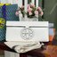 Tory burch Miller Metal clutch กระเป๋าคลัทช์ดีไซน์เรียบหรูออกแบบมาได้อย่างลงตัว ด้วยรูปทรงที่สวยงามและทันสมัย จากแบรนด์ Tory Burch ขนาดกำลังดี สามารถใส่กระเป๋าสตางค์หรือเครื่องสำอางค์ได้ตามขนาดกระเป๋า ในเรื่องของดีไซน์และLogo DoubleT เฉดเดียวกับสีของกระเป
