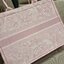 VIP 】HOT ARRIVAL!! DIOR CD SHOPPING BAG WITH GWP กระเป๋าทรงช้อปปิ้งใบใหญ่ จุใจ!! พรีเมี่ยมกิ๊ฟรุ่นดับเบิ้ลฮอต ดีไซน์คลาสสิควินเทจ สวยหรู วัสดุผ้าแคนวาสลายกราฟฟิค ภายในโล่งกว้างมากๆ ใส่ของจุสุดๆ โน้ตบุ้ค ไอแพด กระเป๋าสตางค์ มือถือ หรือเสื้อผ้ายังได้ สะพายค