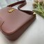 BURBERRY LEATHER SHOULDER BAG VIP GIFT WITH PURCHASE (GWP) พรีเมี่ยมกิ้ฟ Limited Edition ทรงยอดฮิตแห่งปี วัสดุหนังแท้ สวยหรูอยู่ทรงเปิดปิดด้วยซิปยาว(คล้องรางซิปคู่เพื่อเปิดปิด) อะไหล่ทอง ภายในโล่งมีช่องหลัก และช่องใส่บัตรแยกเป็นสัดส่วน สามารถใส่มือถือของใ