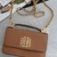 TORY BURCH BRITTEN MINI TOP HANDLE BAG พร้อมส่งที่ไทย กระเป๋าสะพาย Crossbody วัสดุหนังวัวแท้ การออกแบบเรียบง่าย ยังคงความหรูหราเอาไว้ มาพร้อมสายยาวโซ่อะไหล่ทองสลับหนัง ถอดออกได้ ตอบสนองการใช้งานได้ดี มีหูหิ้วด้านบนสามารถใช้งานได้ในหลายโอกาสค่ะ