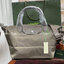 Longchamp LE PLIAGE NÉO TOP HANDLE BAG อีกหนึ่งรุ่นยอดนิยม ที่สาวๆ ต้องมีไว้เก็บไว้สักใบ กระเป๋าโท้ทใบนี้ มาพร้อมกับสีที่มีสไตล์เรียบง่าย มีสายสะพายยาวปรับสั้นยาวได้ช่วยให้คุณสามารถสะพายไหล่ได้อย่างสบาย ในตัวสายปักโลโก้อันเป็นสัญลักษณ์ ในขณะที่ที่ปิดแบบซิ