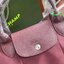 Longchamp LE PLIAGE NÉO TOP HANDLE BAG อีกหนึ่งรุ่นยอดนิยม ที่สาวๆ ต้องมีไว้เก็บไว้สักใบ กระเป๋าโท้ทใบนี้ มาพร้อมกับสีที่มีสไตล์เรียบง่าย มีสายสะพายยาวปรับสั้นยาวได้ช่วยให้คุณสามารถสะพายไหล่ได้อย่างสบาย ในตัวสายปักโลโก้อันเป็นสัญลักษณ์ ในขณะที่ที่ปิดแบบซิ