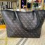 ของแท้ 💯% GUESS Original Tote Handbag ทรงชอปปิ้ง ใบใหญ่จุใจลายโลโก้แบรนด์ ด้านหน้าติดโลโก้แบรนด์ ด้านในโล่งกว้าง ผ้าซับลายเสือดาว