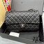 CHANEL Classic Bag 25cm สวยตัวแม่ต้องมี กระเป๋าสะพายข้างสีดำหนังเรียบ รูปทรงคลาสสิค หรูหรา