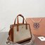 TORY BUTCH SMALL WALKER CANVAS กระเป๋าถือ สะพาย ดีไซสน์สวย เป็นเอกลักษณ์ วันดุผ้า CANVAS ด้านนอกประดับโลโก้แบรนด์ด้านหน้า ตัดด้วยหนังแท้รอบใบ ด้านในเปิดปิดด้วยหนังคาดกระดุมแม่เหล็ก แบ่งของใส่ของเป็นสองช่องใหญ่ พร้อมข่องซิปกลาง สามารถใส่ไอแพด กระเป๋าสตางค์