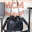 หนังแท้ M.C.M Essential Visetos Original Drawstring Small Cognac / M.C.M Aren Drawstring Bag in Visetos Original กระเป๋าสะพายทรง bucket ขนาดน่าใช้ ภายในเป็นช่องโล่งกว้าง จุของได้เยอะ งานหนังแท้ทั้งใบ ใต้กระเป๋ามีหมุดรองฐานอย่างดี ช่วยถนอมกระเป๋า สายสะพายส