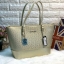 GUESS WOMEN LARGE TOTE BAG กระเป๋าถือ//สะพายไหล่ ทรง Tote ตัวกระเป๋าลายแบรนด์ทั้งใบ ผสมหนังซาฟเฟียโน่ตรงขอบล่างกระเป๋าค่ะ ด้านหน้าห้อยอะไหล่แบรนด์มาให้ เปิดปิดกระเป๋าแบบซิป ภายในโล่ง กว้าง ใส่ของได้จุค่ะ มีช่องซิปและช่องเล็กใส่ของจุกจิกนะค่ะ หูหิ้วสามารถป