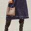 คอลเลคชั่นขายดี มากี่รอบๆ ก็หมดไวทุกรอบ!! TORY BURCH MCGRAW MINI BUCKET BAG กระเป๋าสะพาย และ ถือ คล้องแขน ทรงถัง สะพายได้ 2 ทรง ผลิตจากหนังแท้ หนังลูกวัว หนังนุ่ม หนังหอม น้ำหนักเบามากกก!! หนังลื่น นิ่มสวยมากๆ!! ด้านหน้าประดับโลโก้แบรนด์ ภายในโล่งกว้าง มี